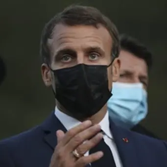 Coronavirus, in Francia Macron impone il coprifuoco a Parigi e in altre otto città