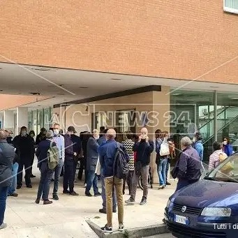 Cosenza, dipendente dell’Azienda ospedaliera positivo al Covid: uffici evacuati e tamponi per tutti