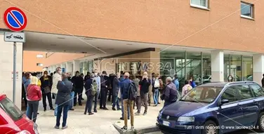 Cosenza, dipendente dell’Azienda ospedaliera positivo al Covid: uffici evacuati e tamponi per tutti