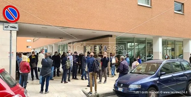 Cosenza, dipendente dell’Azienda ospedaliera positivo al Covid: uffici evacuati e tamponi per tutti