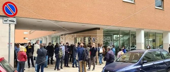 Cosenza, dipendente dell’Azienda ospedaliera positivo al Covid: uffici evacuati e tamponi per tutti