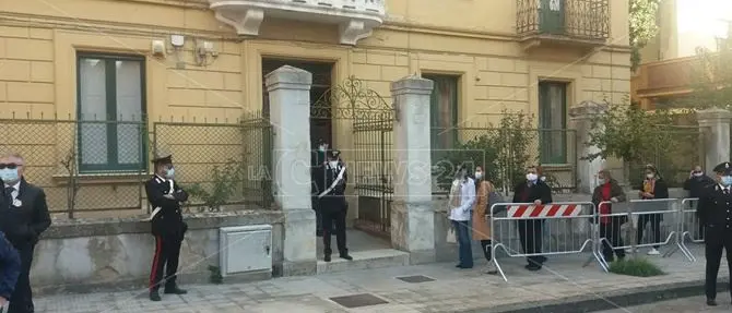 Jole Santelli, alle 10.30 trasferimento del feretro da casa alla chiesa di San Nicola