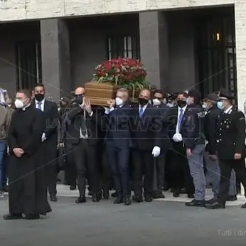Jole Santelli, ecco l'abbraccio e il lungo applauso della sua gente: il feretro arrivato in chiesa