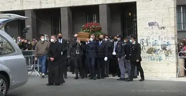 Jole Santelli, ecco l'abbraccio e il lungo applauso della sua gente: il feretro arrivato in chiesa