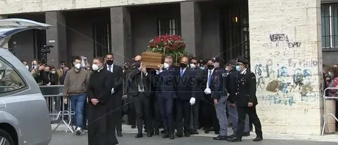 Jole Santelli, ecco l'abbraccio e il lungo applauso della sua gente: il feretro arrivato in chiesa