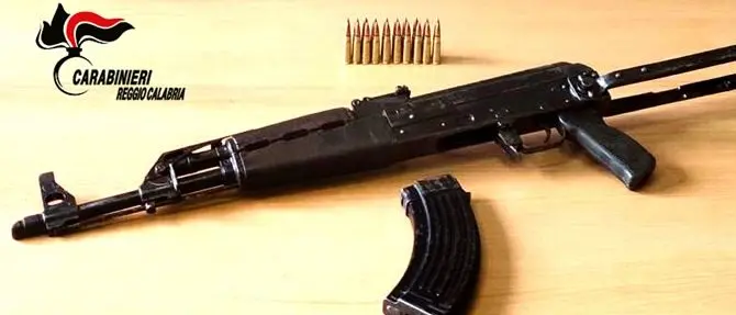 Aveva un Kalashnikov in casa, arrestato 26enne nel Reggino