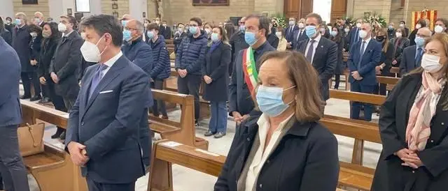 Funerali Santelli, l'omelia di monsignor Nolè: «Jole testimone di dignità e coraggio»