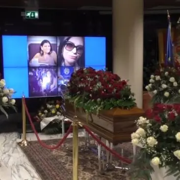 Jole Santelli, lacrime e commozione per l'arrivo del feretro alla Cittadella regionale
