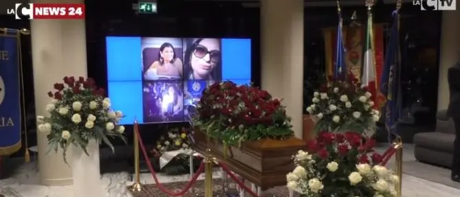 Jole Santelli, lacrime e commozione per l'arrivo del feretro alla Cittadella regionale