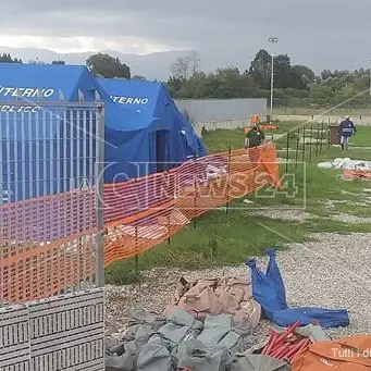 Focolaio tendopoli, verso la zona rossa: i migranti contagiati rimangono nelle tende