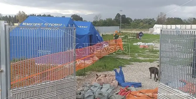 Focolaio tendopoli, verso la zona rossa: i migranti contagiati rimangono nelle tende