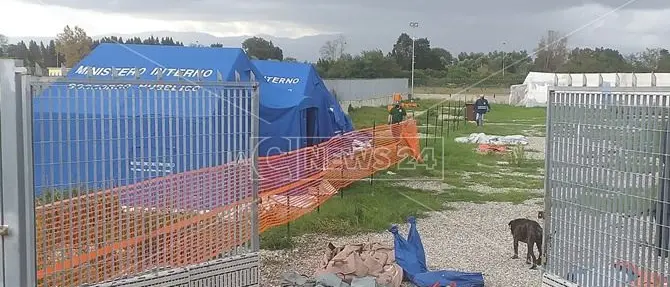 Focolaio tendopoli, verso la zona rossa: i migranti contagiati rimangono nelle tende