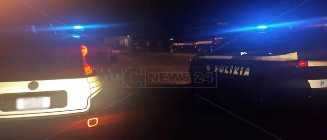 Tensione alla tendopoli migranti, sassi contro gli agenti che presidiano la zona rossa