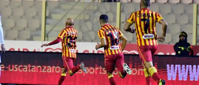 Lega Pro, il Catanzaro batte 2-1 il Foggia: decide un super gol di Carlini