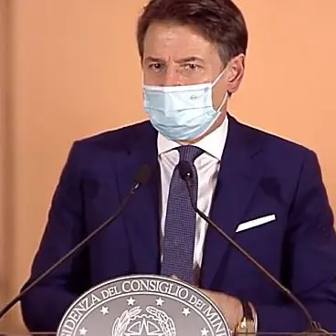 Coronavirus, la conferenza di Conte sul Dpcm. Poteri ai sindaci, scuole aperte e smart working