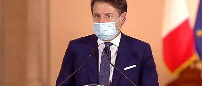 Coronavirus, la conferenza di Conte sul Dpcm. Poteri ai sindaci, scuole aperte e smart working