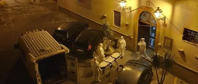 Covid, in Sicilia come a Bergamo: colonna di ambulanze nella notte per evacuare Rsa