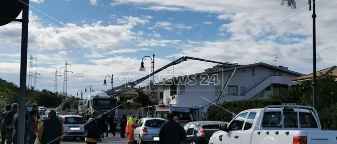 Incidente sul lavoro a Fiumefreddo Bruzio, operaio muore folgorato