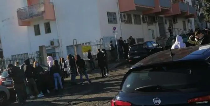 Coronavirus a Corigliano Rossano, positiva una docente. Tamponi agli studenti