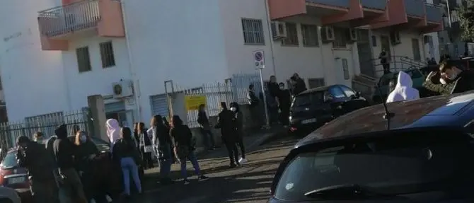 Coronavirus a Corigliano Rossano, positiva una docente. Tamponi agli studenti