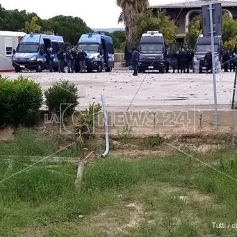 Ancora forti tensioni alla tendopoli migranti: sassi contro agenti, divelti cancelli e inferriate