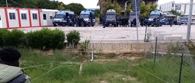 Ancora forti tensioni alla tendopoli migranti: sassi contro agenti, divelti cancelli e inferriate