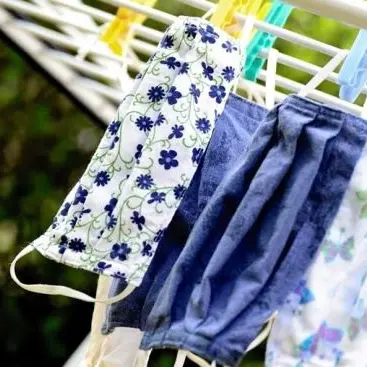 «Le mascherine in stoffa proteggono dal Covid ma vanno lavate ogni giorno»: la ricerca