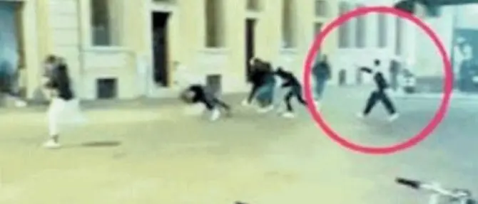 «Spostati vecchio», e lui gli spara con una pistola rubata a Reggio Calabria