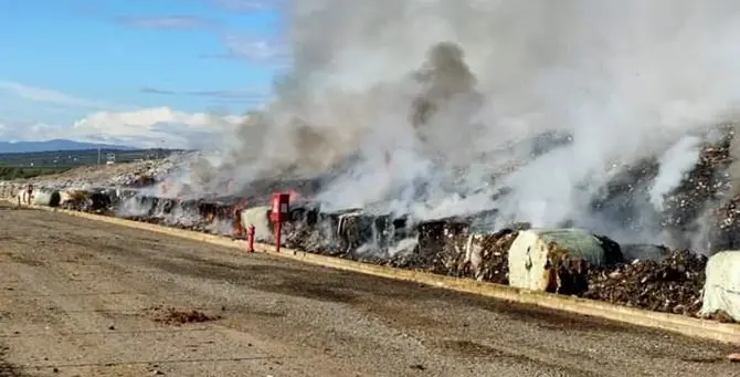 Cassano, incendio alla discarica Silva: la Procura ha avviato indagini