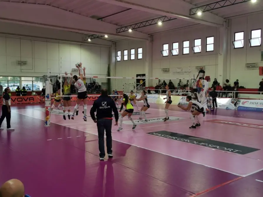 Pallavolo, terza vittoria consecutiva per le ragazze del Volley Soverato nel campionato di A2