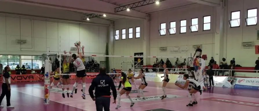 Pallavolo, terza vittoria consecutiva per le ragazze del Volley Soverato nel campionato di A2