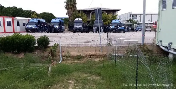 Tensioni alla tendopoli dei migranti, sassaiola contro polizia: 5 agenti feriti