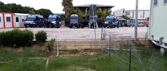 Tensioni alla tendopoli dei migranti, sassaiola contro polizia: 5 agenti feriti