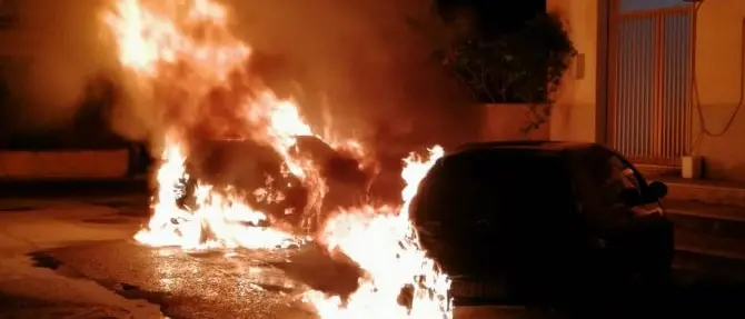 Corigliano-Rossano, incendio distrugge due auto: preso di mira un professionista