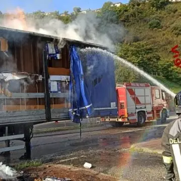 Autocarro va a fuoco tra gli svincoli di Rogliano e Cosenza sull'A2
