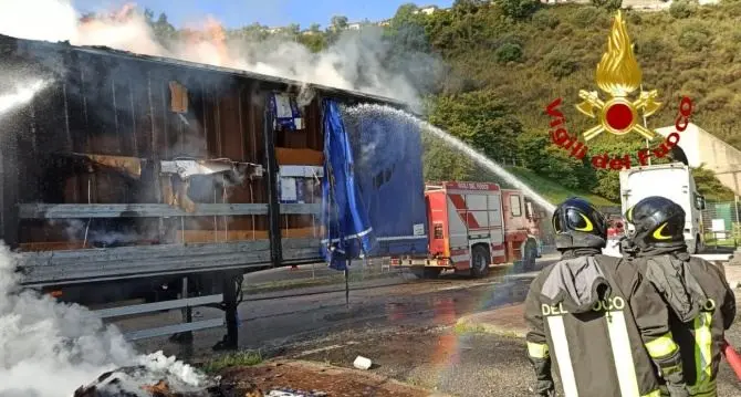 Autocarro va a fuoco tra gli svincoli di Rogliano e Cosenza sull'A2