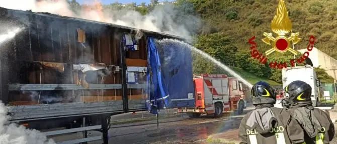 Autocarro va a fuoco tra gli svincoli di Rogliano e Cosenza sull'A2