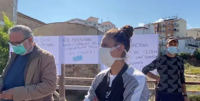 Corigliano-Rossano, fogna a cielo aperto in pieno centro: nuova protesta