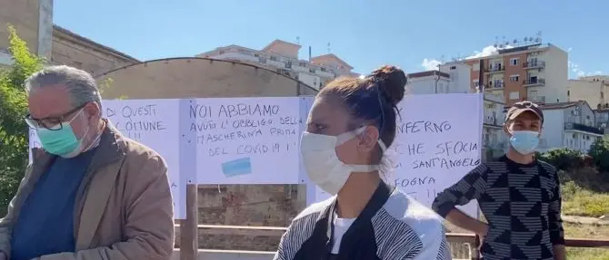 Corigliano-Rossano, fogna a cielo aperto in pieno centro: nuova protesta