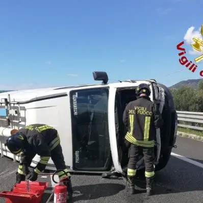 Incidente a Lamezia, furgone si ribalta in autostrada: ferito il conducente