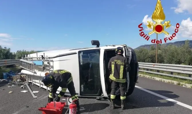 Incidente a Lamezia, furgone si ribalta in autostrada: ferito il conducente