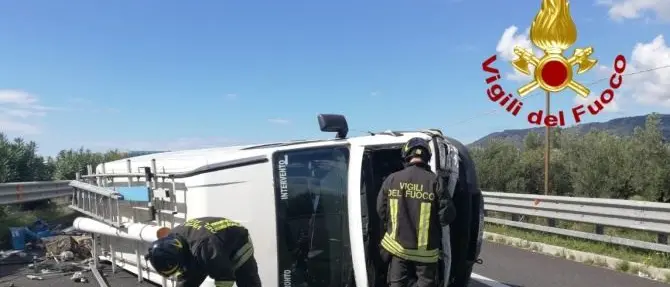 Incidente a Lamezia, furgone si ribalta in autostrada: ferito il conducente