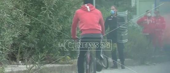 Caos tendopoli, nuovo positivo ma dopo gli incidenti stop ai tamponi