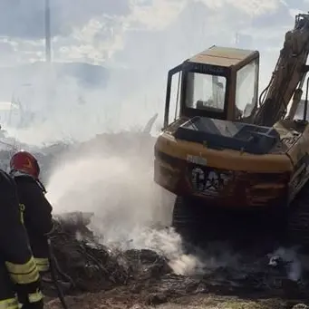 Ancora rifiuti in fiamme, incendio in una discarica abusiva del Catanzarese