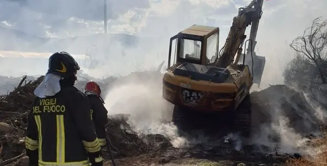 Ancora rifiuti in fiamme, incendio in una discarica abusiva del Catanzarese