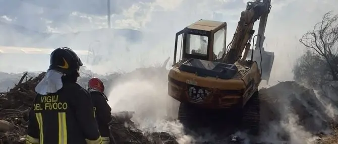 Ancora rifiuti in fiamme, incendio in una discarica abusiva del Catanzarese