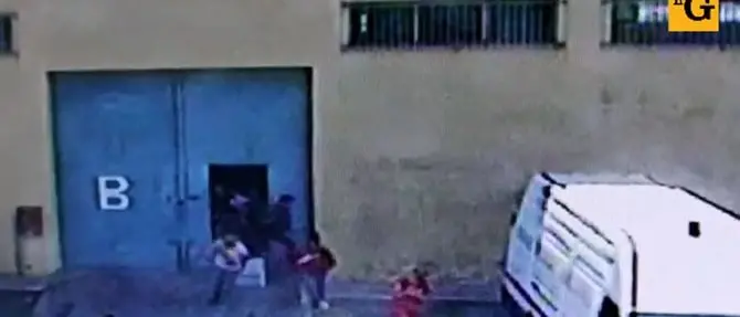 Migranti travolgono un poliziotto per fuggire dal Cara: dopo un mese spunta il video