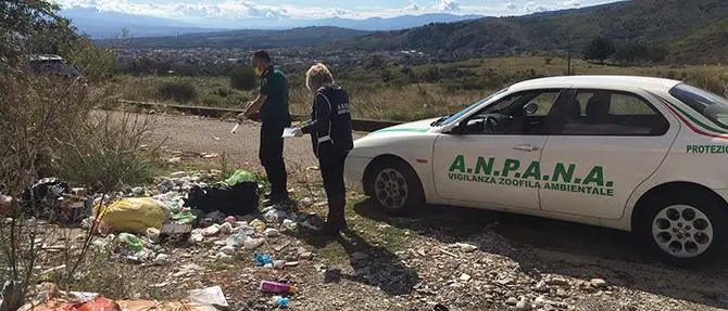 Castrovillari, l'abbandono rifiuti si contrasta con i volontari dell'Anpana