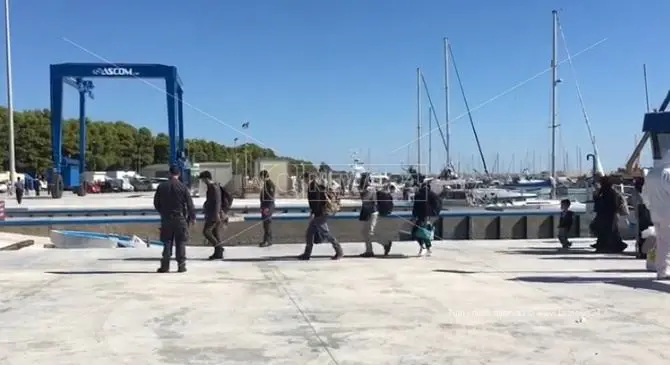 Nuovo sbarco in Calabria, 98 migranti giunti al porto Roccella Jonica