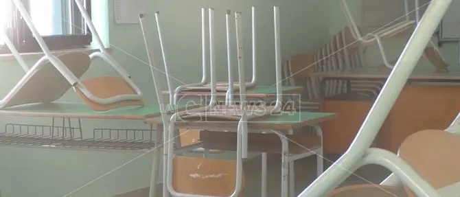 Coronavirus Lamezia, un docente e due alunni positivi: chiuse due scuole